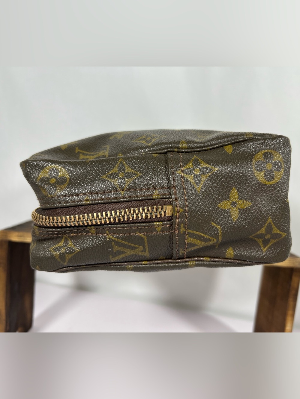 7010: Louis Vuitton Monogram Poche Toilette 26 Cosmetic Travel Toiletry Case - Picture 3 of 15